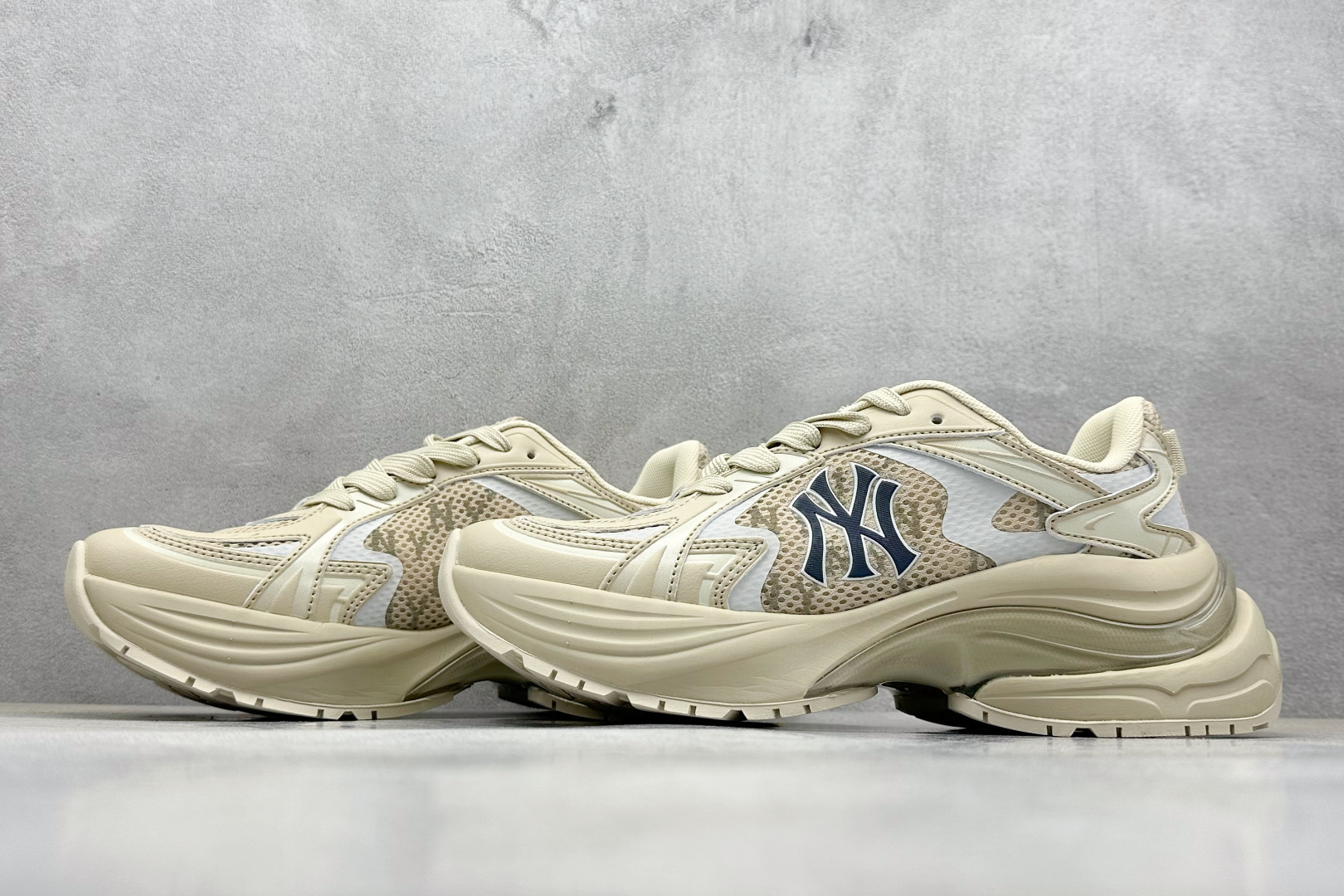  终端放店
NY版 MLB New York Yankees Curve Runner
张凌赫同款 低帮