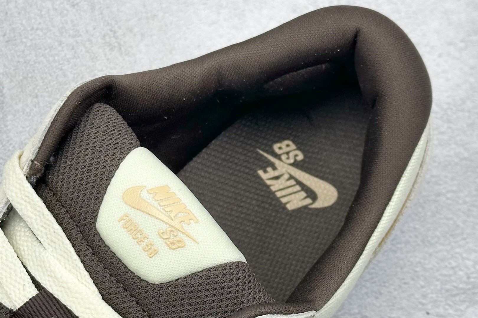  终端放店
FS版 Nike SB Force 58 硫化杯底 传统篮球风格 原楦版型
Nike SB 