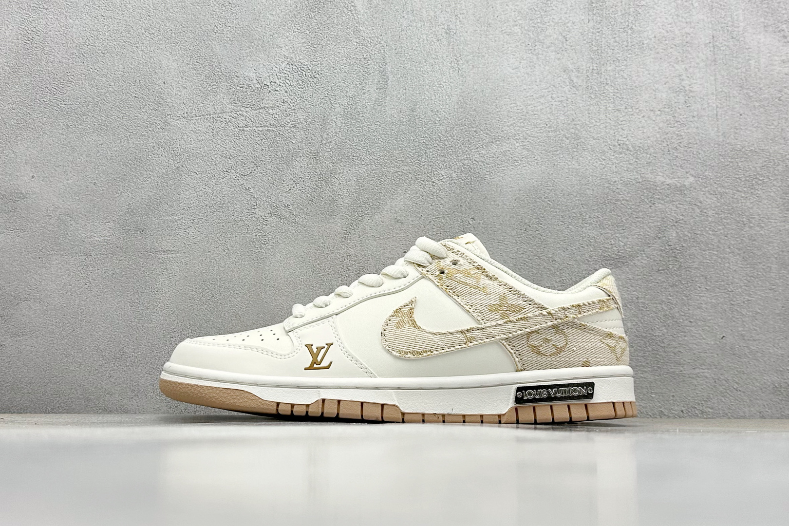 福利特价160💰 终端放店
XC版 Nk SB Dunk Low 联名 周年高端定制 低帮休闲板鞋
#定制鞋盒 大厂纯原品质出货 超高清洁度 皮料切割干净无任何毛边 细节完美 
货号：DJ2024-008
尺码：36 36.5 37.5 38 38.5 39 40 40.5 41 42 42.5 43 44 44.5 45 
编码：27