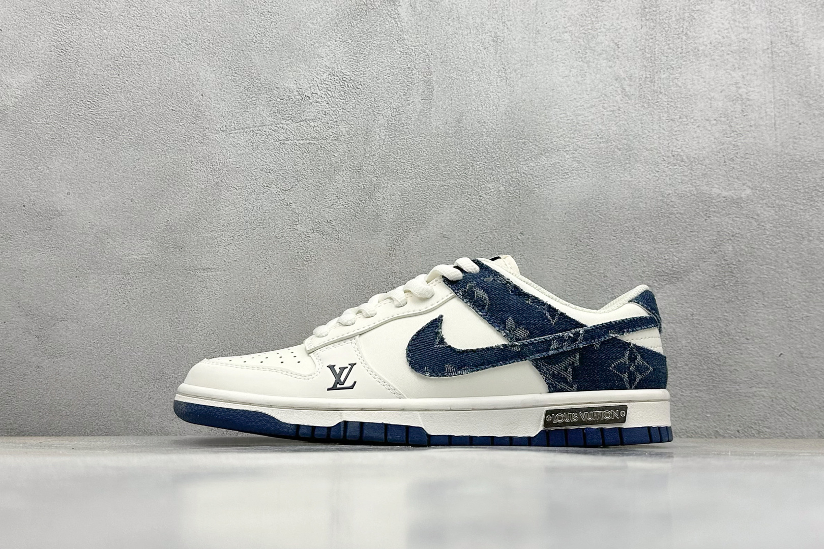 福利特价160💰 终端放店
XC版 Nk SB Dunk Low 联名 周年高端定制 低帮休闲板鞋
#定制鞋盒 大厂纯原品质出货 超高清洁度 皮料切割干净无任何毛边 细节完美 
货号：DJ2024-008
尺码：36 36.5 37.5 38 38.5 39 40 40.5 41 42 42.5 43 44 44.5 45 
编码：27