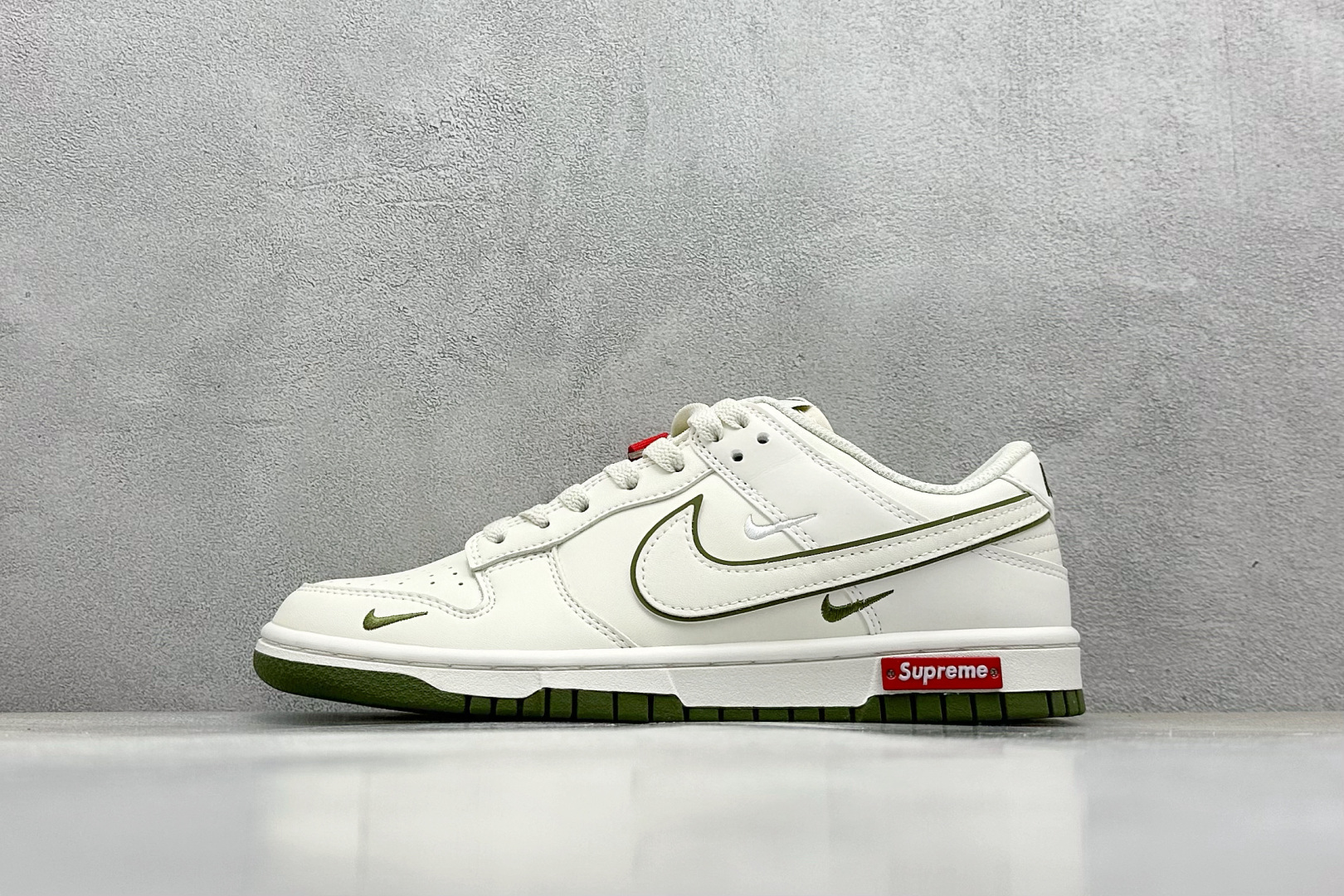 福利特价 终端放店
XC版 Nk SB Dunk Low 联名 周年高端定制 低帮休闲板鞋
#定制鞋盒