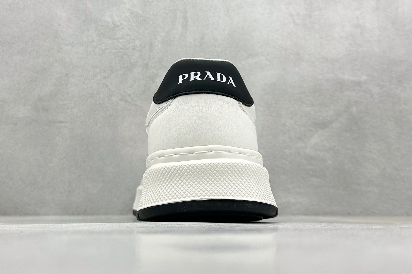 PRADA普拉达小白鞋厚底徽标系带运动休闲男鞋系列