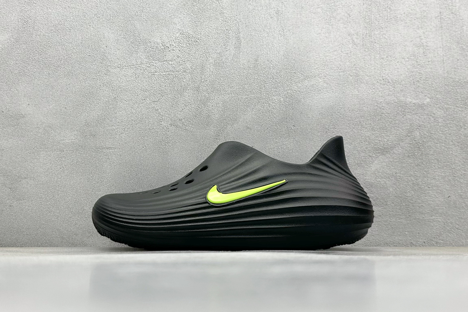  
Nike ReactX Rejuven8 一脚蹬夏日穿搭凉鞋
#采用质感柔软且出众回弹的 Reac
