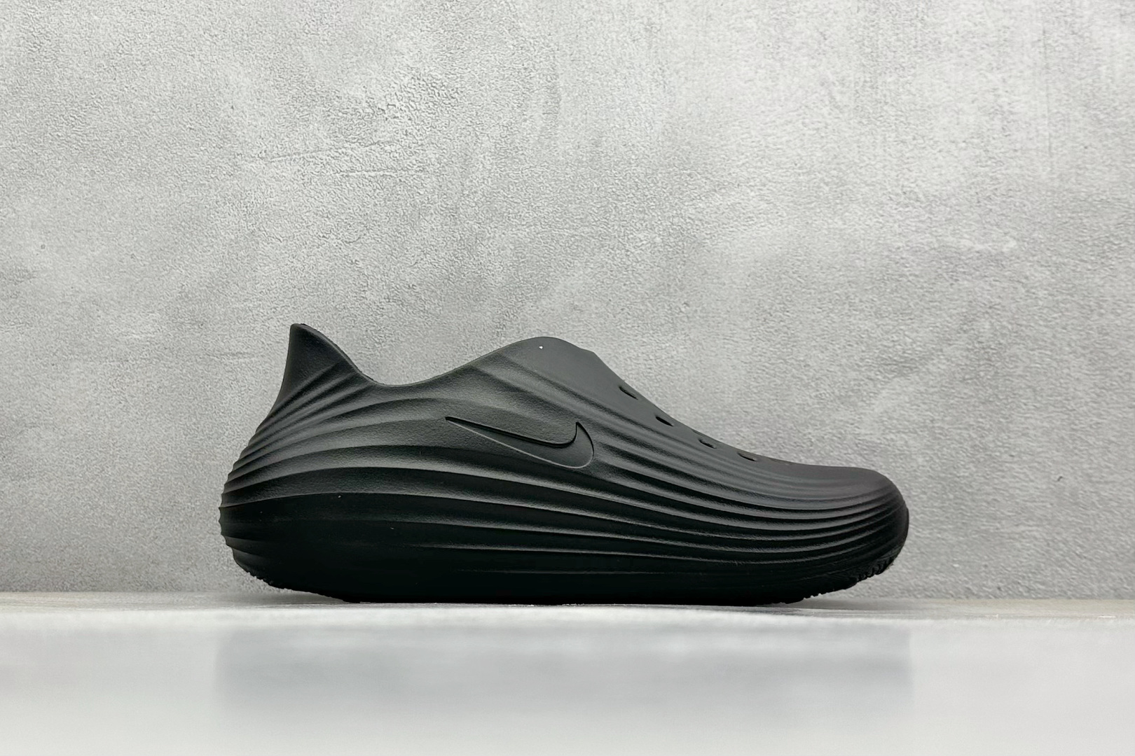  
Nike ReactX Rejuven8 一脚蹬夏日穿搭凉鞋
#采用质感柔软且出众回弹的 Reac