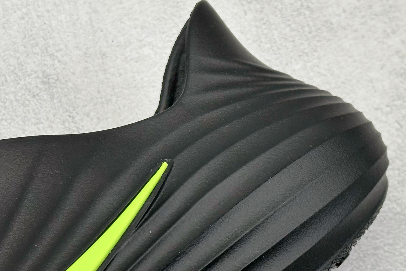  
Nike ReactX Rejuven8 一脚蹬夏日穿搭凉鞋
#采用质感柔软且出众回弹的 Reac