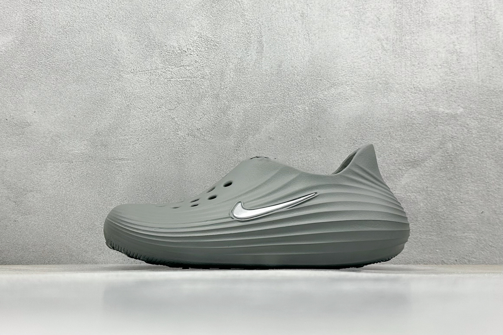  
Nike ReactX Rejuven8 一脚蹬夏日穿搭凉鞋
#采用质感柔软且出众回弹的 Reac