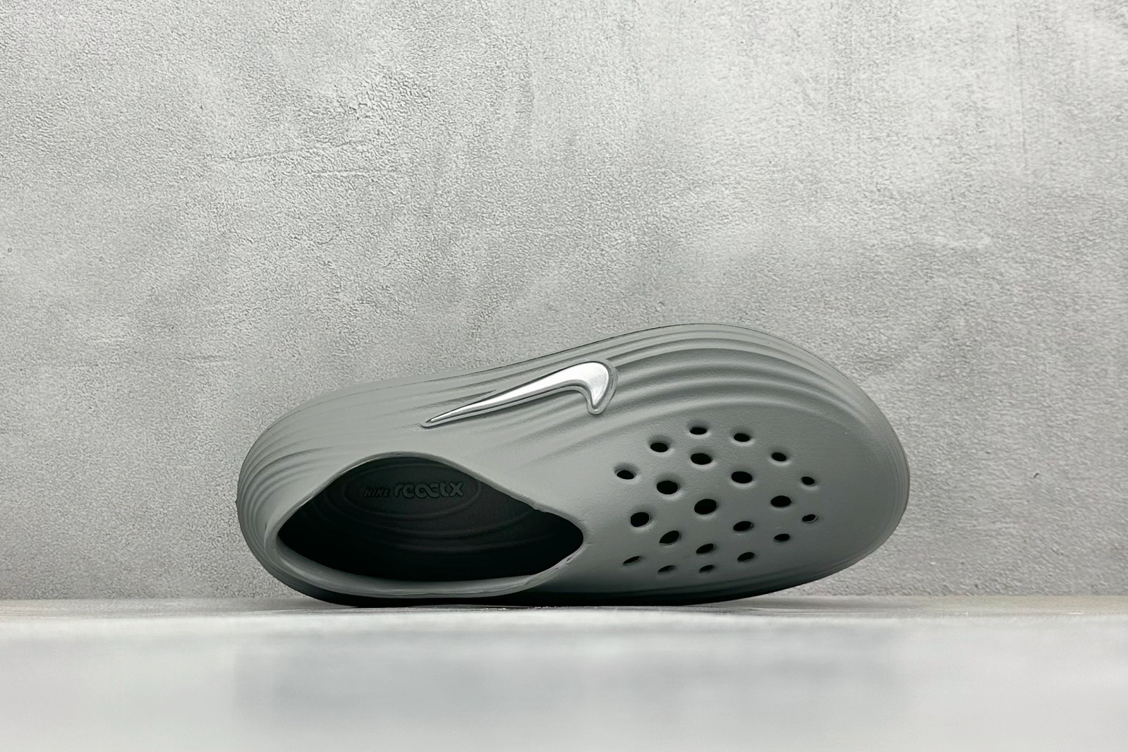  
Nike ReactX Rejuven8 一脚蹬夏日穿搭凉鞋
#采用质感柔软且出众回弹的 Reac