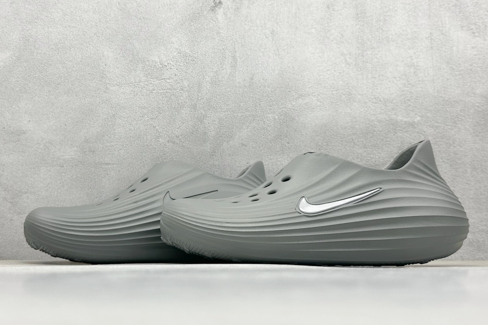  
Nike ReactX Rejuven8 一脚蹬夏日穿搭凉鞋
#采用质感柔软且出众回弹的 Reac