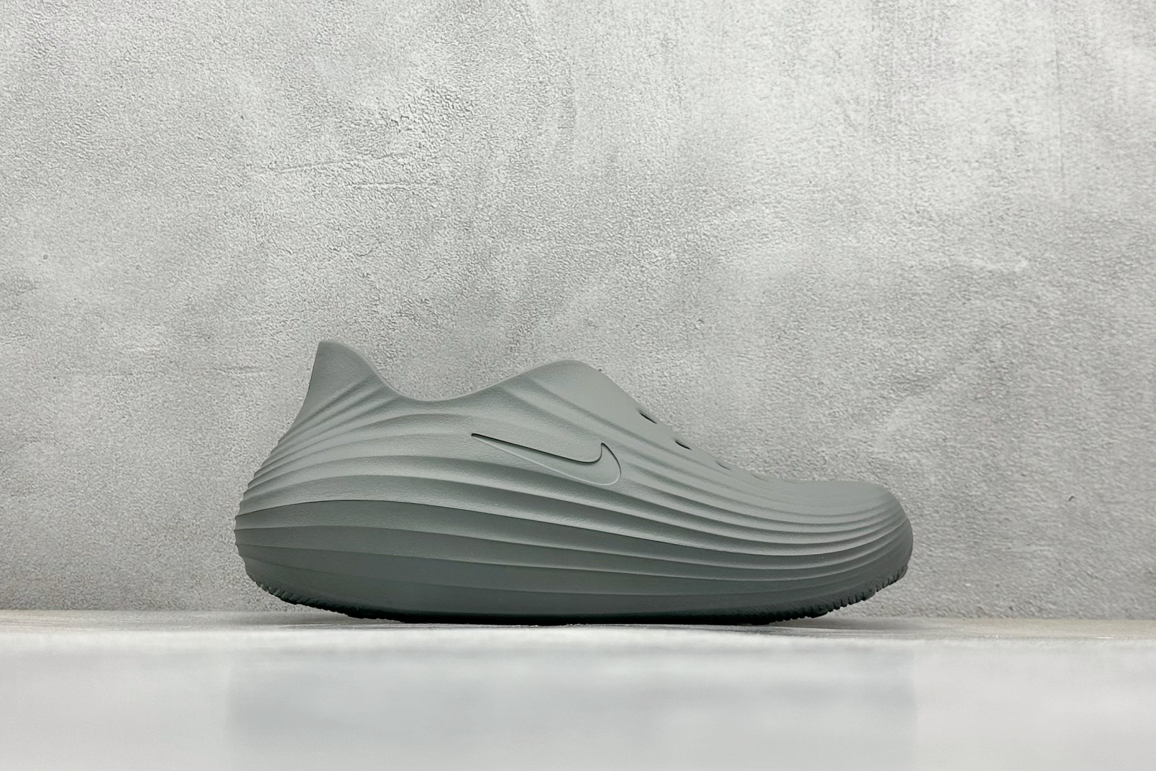  
Nike ReactX Rejuven8 一脚蹬夏日穿搭凉鞋
#采用质感柔软且出众回弹的 Reac