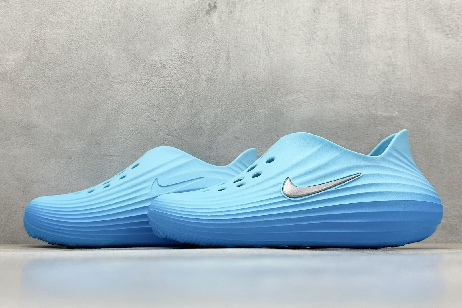  
Nike ReactX Rejuven8 一脚蹬夏日穿搭凉鞋
#采用质感柔软且出众回弹的 Reac