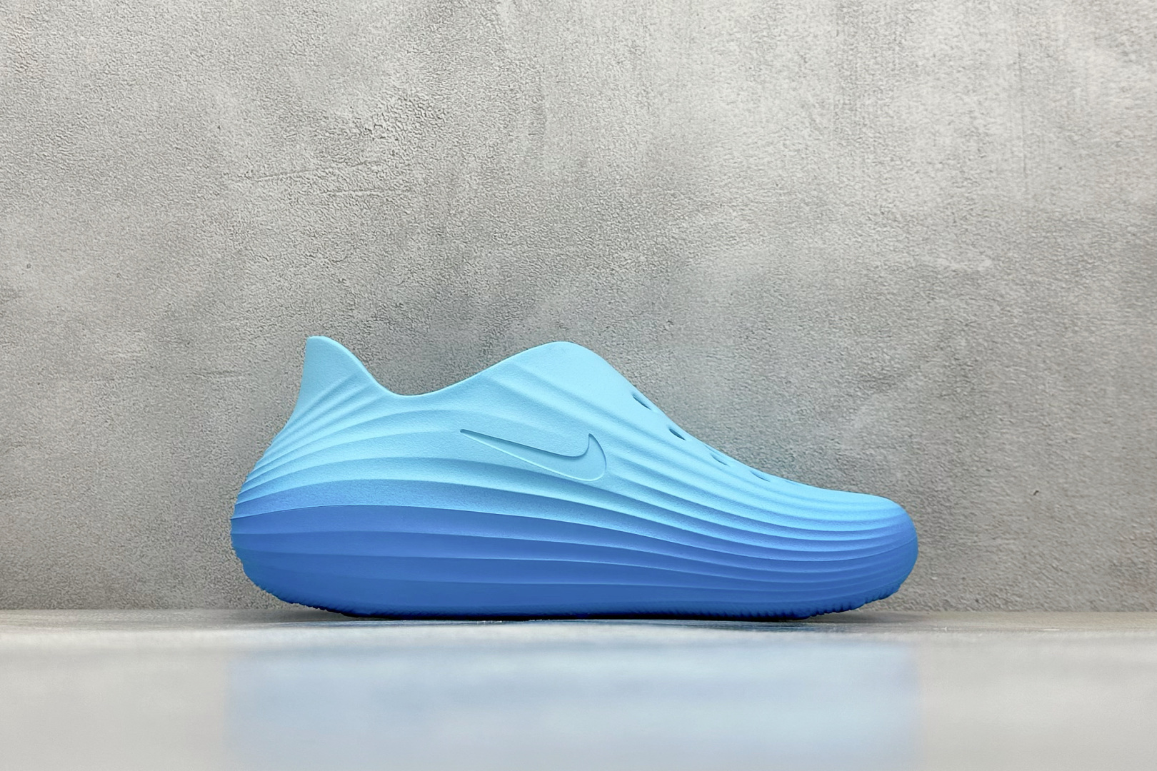  
Nike ReactX Rejuven8 一脚蹬夏日穿搭凉鞋
#采用质感柔软且出众回弹的 Reac