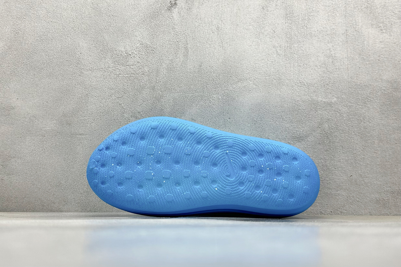  
Nike ReactX Rejuven8 一脚蹬夏日穿搭凉鞋
#采用质感柔软且出众回弹的 Reac