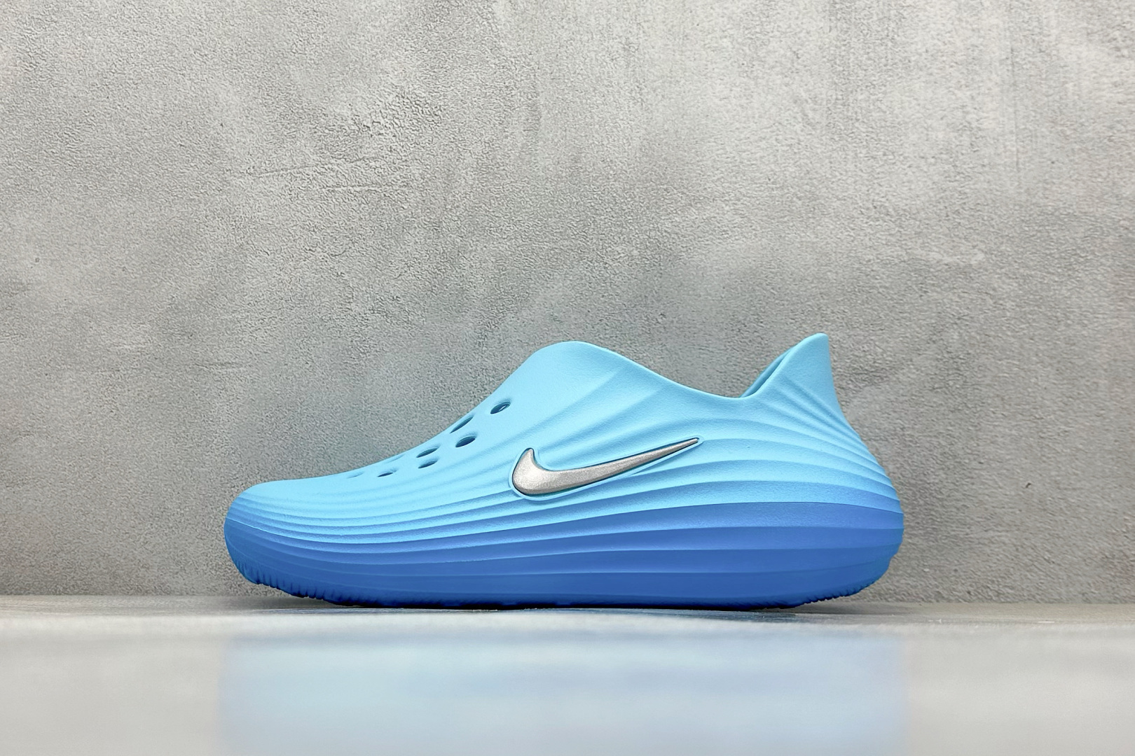  
Nike ReactX Rejuven8 一脚蹬夏日穿搭凉鞋
#采用质感柔软且出众回弹的 Reac