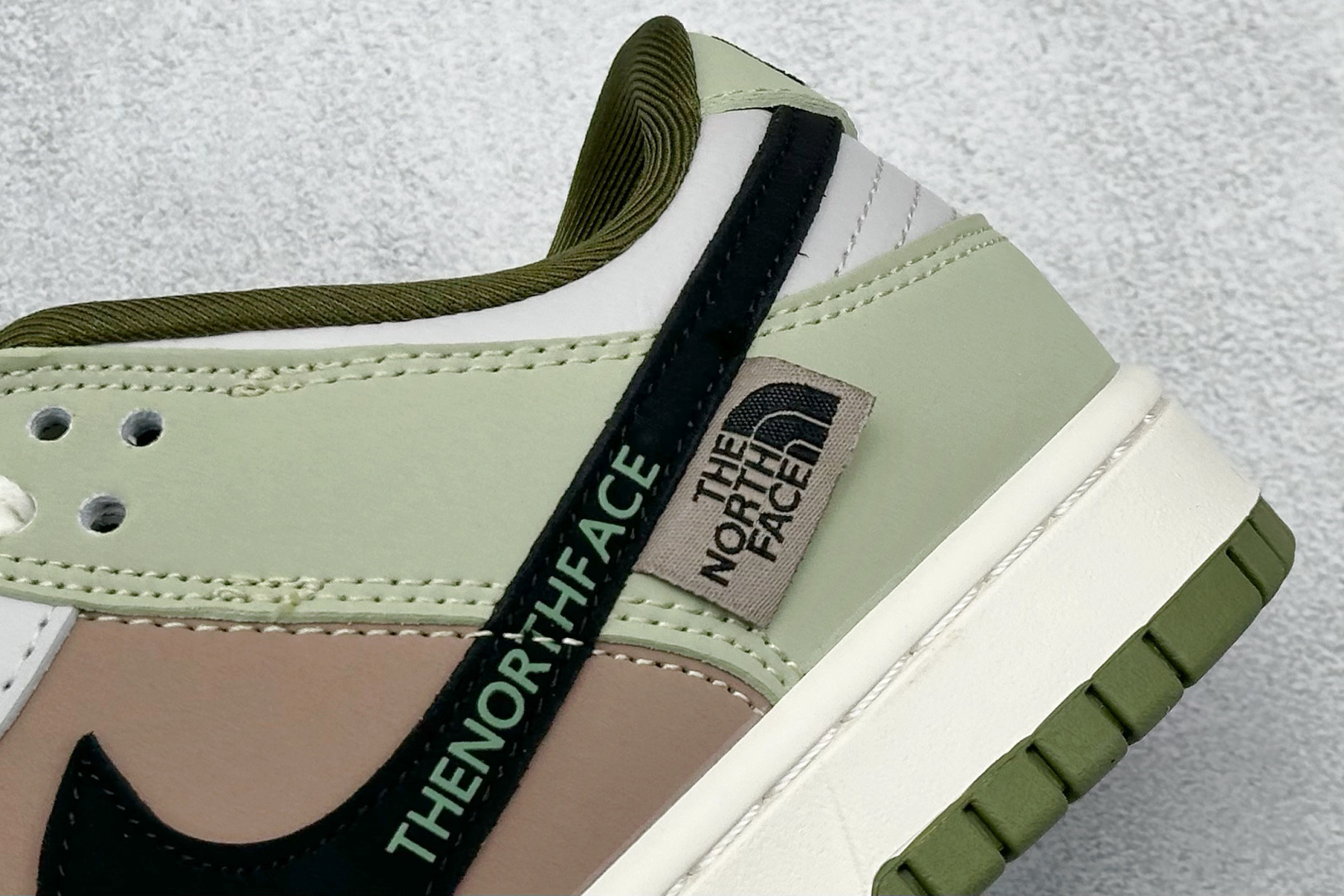  
Nike SB Dunk Low x The North Face 灰棕黑小钩
纯原大厂出品 极力推