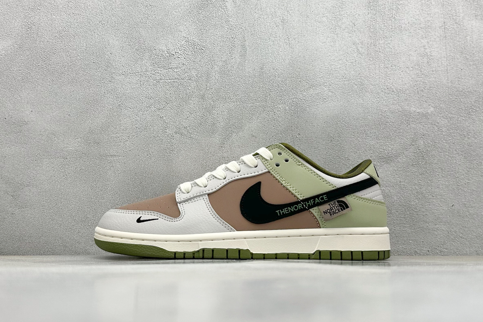  
Nike SB Dunk Low x The North Face 灰棕黑小钩
纯原大厂出品 极力推