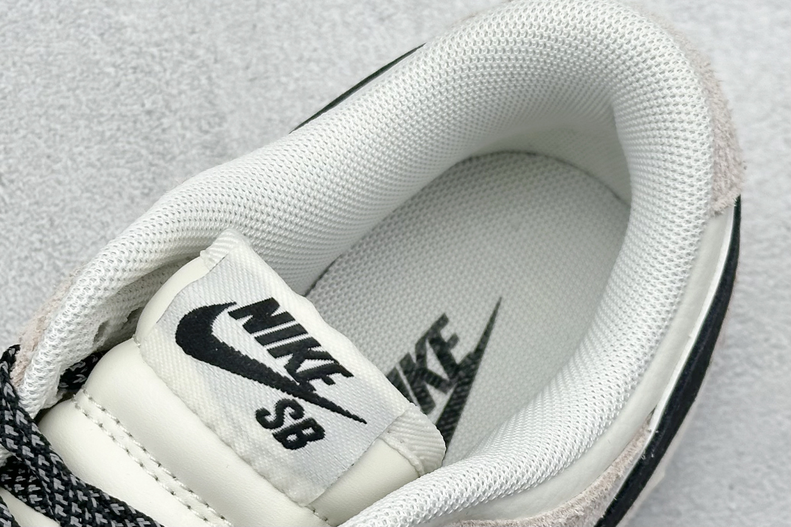 高版本牛货🐮区别市场垃级货🗯️同图不同价为版本不同 ✅ 390💰
Nike SB Dunk Low x Stussy 白黑小钩
纯原大厂出品 极力推荐
原装头层材料 独家版型蒸餾加工
帶來的是更好的视觉和脚感体验
大厂纯原品质出货 清洁度 电绣工艺
皮料切割干净无任何毛边 细节完美
官方货号:FX1588 304
尺码:36 36.5 37.5 38 38.5 39 40 40.5 41 42 42.5 43 44 44.5 45
编码:37