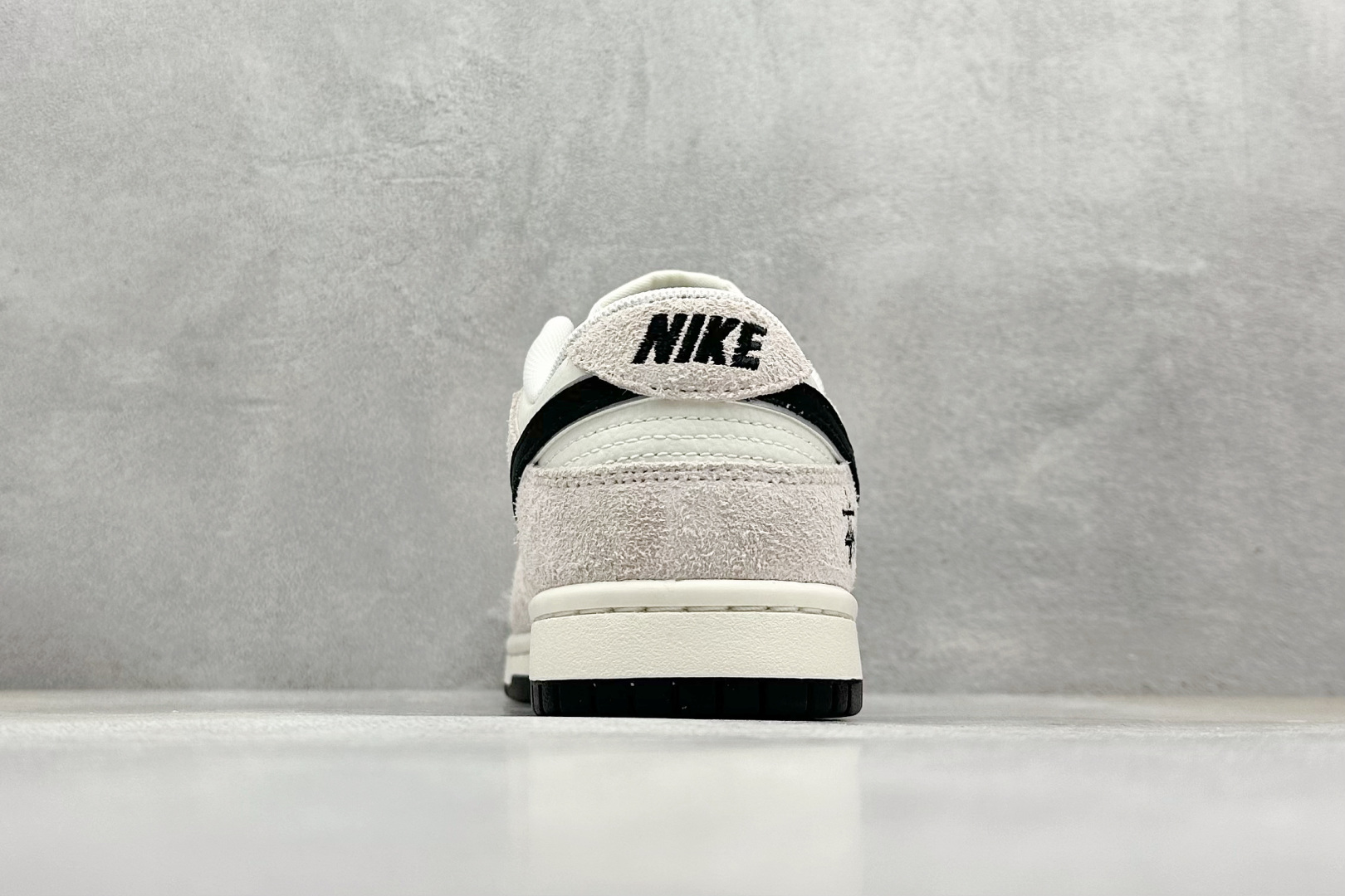 高版本牛货🐮区别市场垃级货🗯️同图不同价为版本不同 ✅ 390💰
Nike SB Dunk Low x Stussy 白黑小钩
纯原大厂出品 极力推荐
原装头层材料 独家版型蒸餾加工
帶來的是更好的视觉和脚感体验
大厂纯原品质出货 清洁度 电绣工艺
皮料切割干净无任何毛边 细节完美
官方货号:FX1588 304
尺码:36 36.5 37.5 38 38.5 39 40 40.5 41 42 42.5 43 44 44.5 45
编码:37