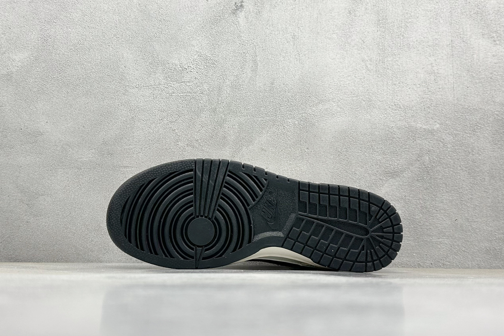 高版本牛货🐮区别市场垃级货🗯️同图不同价为版本不同 ✅ 390💰
Nike SB Dunk Low x Stussy 白黑小钩
纯原大厂出品 极力推荐
原装头层材料 独家版型蒸餾加工
帶來的是更好的视觉和脚感体验
大厂纯原品质出货 清洁度 电绣工艺
皮料切割干净无任何毛边 细节完美
官方货号:FX1588 304
尺码:36 36.5 37.5 38 38.5 39 40 40.5 41 42 42.5 43 44 44.5 45
编码:37