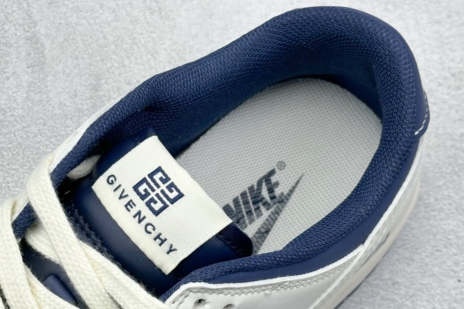 高版本牛货🐮区别市场垃级货🗯️同图不同价为版本不同 ✅ 330💰
NIKE SB Dunk Low x GIVENCHY 米蓝小钩
公司级出品 极力推荐
原装头层材料 独家版型蒸餾加工
帶來的是更好的视觉和脚感体验
大厂纯原品质出货 清洁度 电绣工艺
皮料切割干净无任何毛边 细节完美
官方货号:XX9920 020
尺码: 36 36.5 37.5 38 38.5 39 40 40.5 41 42 42.5 43 44 44.5 45
编码:31