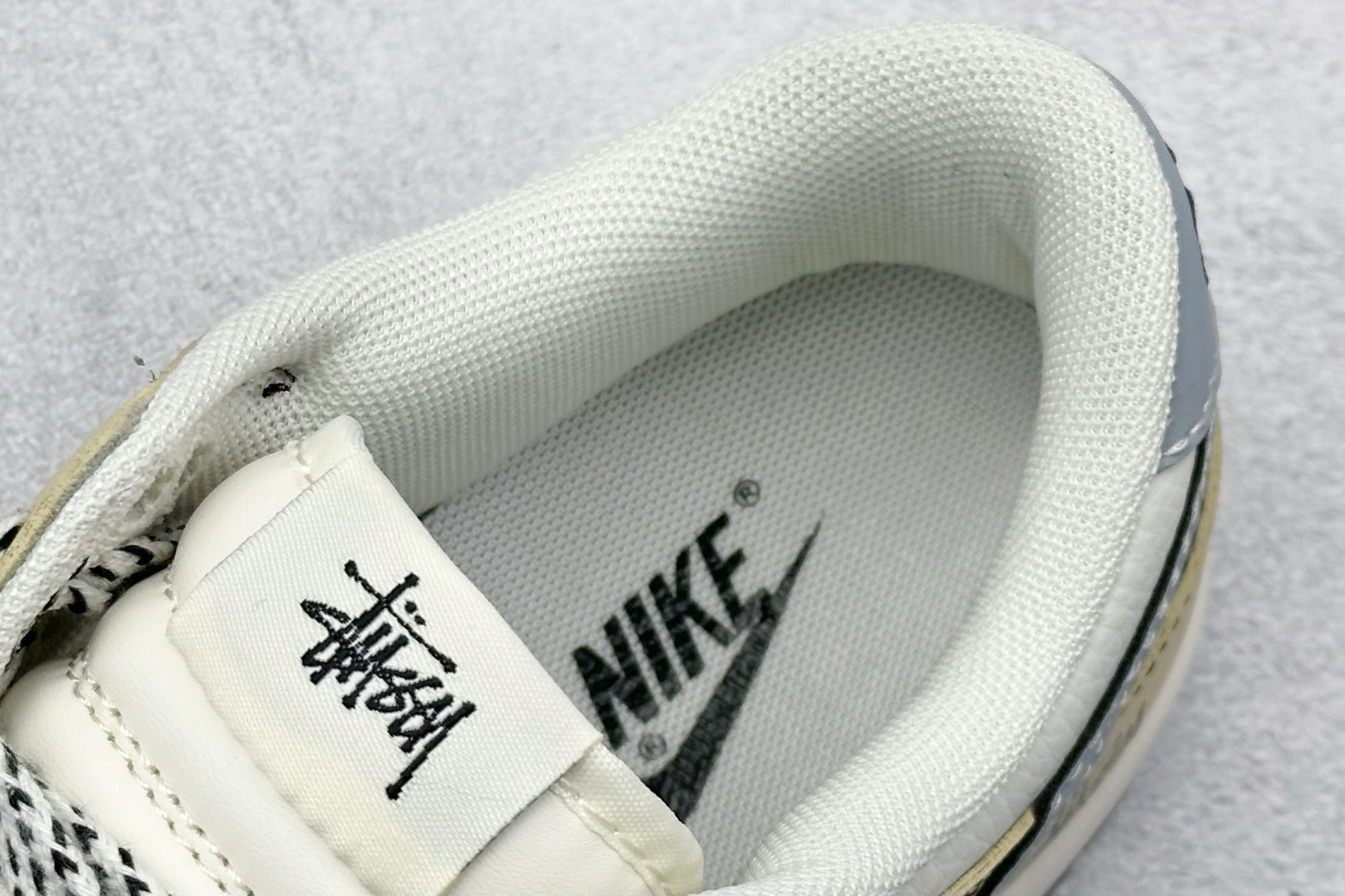 高版本牛货🐮区别市场垃级货🗯️同图不同价为版本不同 ✅ 390💰
Nike SB Dunk Low 斯图西联名
纯原大厂出品 极力推荐
原装头层材料 独家版型蒸餾加工
帶來的是更好的视觉和脚感体验
大厂纯原品质出货 清洁度
电绣工艺 皮料切割干净无任何毛边 细节完美
官方货号: BZ2501 103
尺码:36 36.5 37.5 38 38.5 39 40 40.5 41 42 42.5 43 44 44.5 45
编码:37