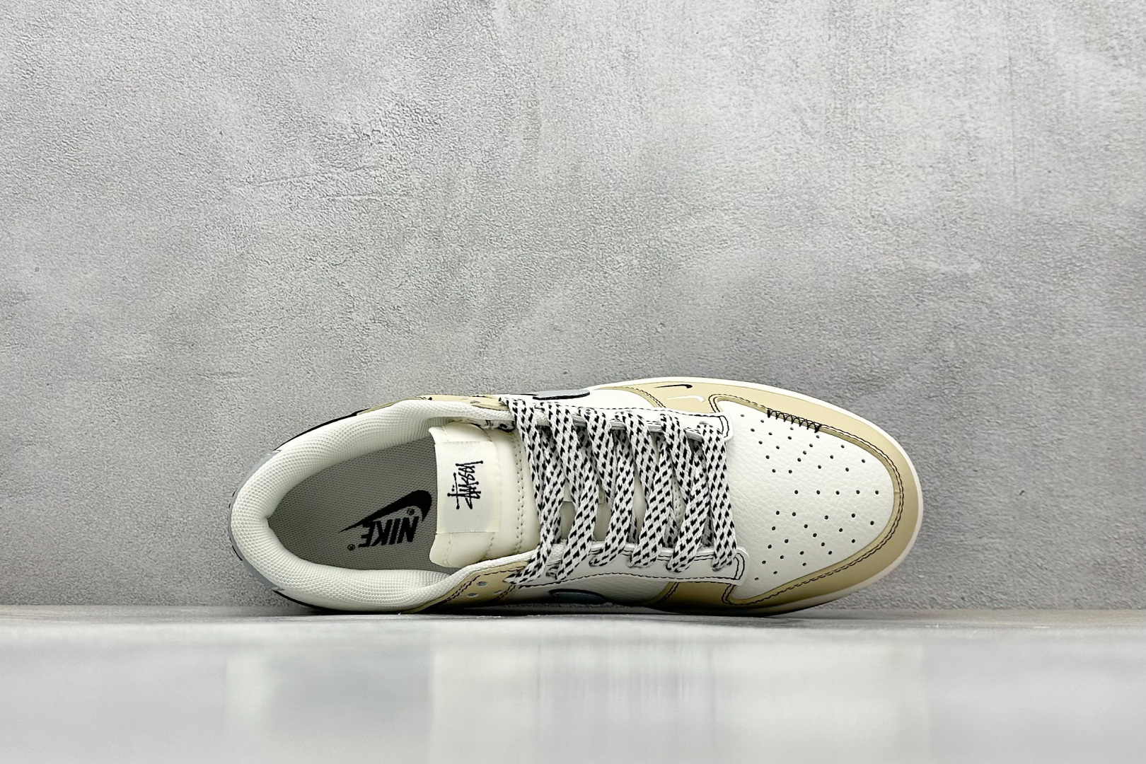 高版本牛货🐮区别市场垃级货🗯️同图不同价为版本不同 ✅ 390💰
Nike SB Dunk Low 斯图西联名
纯原大厂出品 极力推荐
原装头层材料 独家版型蒸餾加工
帶來的是更好的视觉和脚感体验
大厂纯原品质出货 清洁度
电绣工艺 皮料切割干净无任何毛边 细节完美
官方货号: BZ2501 103
尺码:36 36.5 37.5 38 38.5 39 40 40.5 41 42 42.5 43 44 44.5 45
编码:37