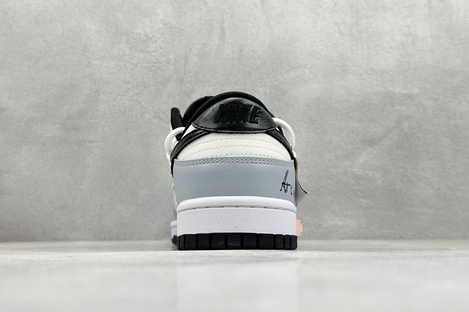  
FS版 Nike SB Dunk Low 爱的艺术
纯原大厂出品 极力推荐
原装头层材料 独家版型蒸