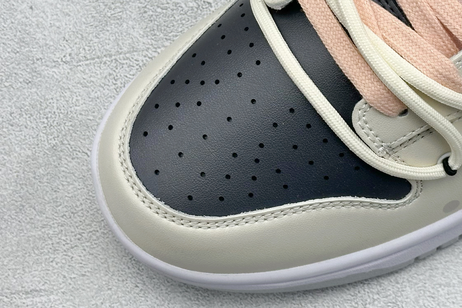  
FS版 Nike SB Dunk Low 粉红情郎
纯原大厂出品 极力推荐
原装头层材料 独家版型蒸