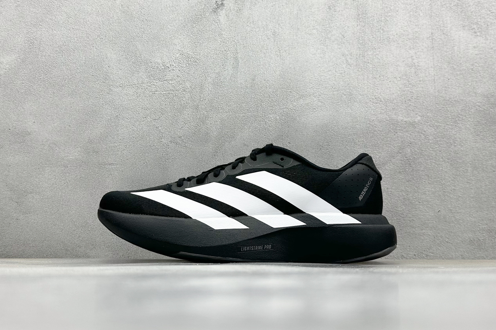 PK版 Adidas Adizero Evo SL 阿迪超轻透气缓震跑鞋
整体外观造型与adiZe