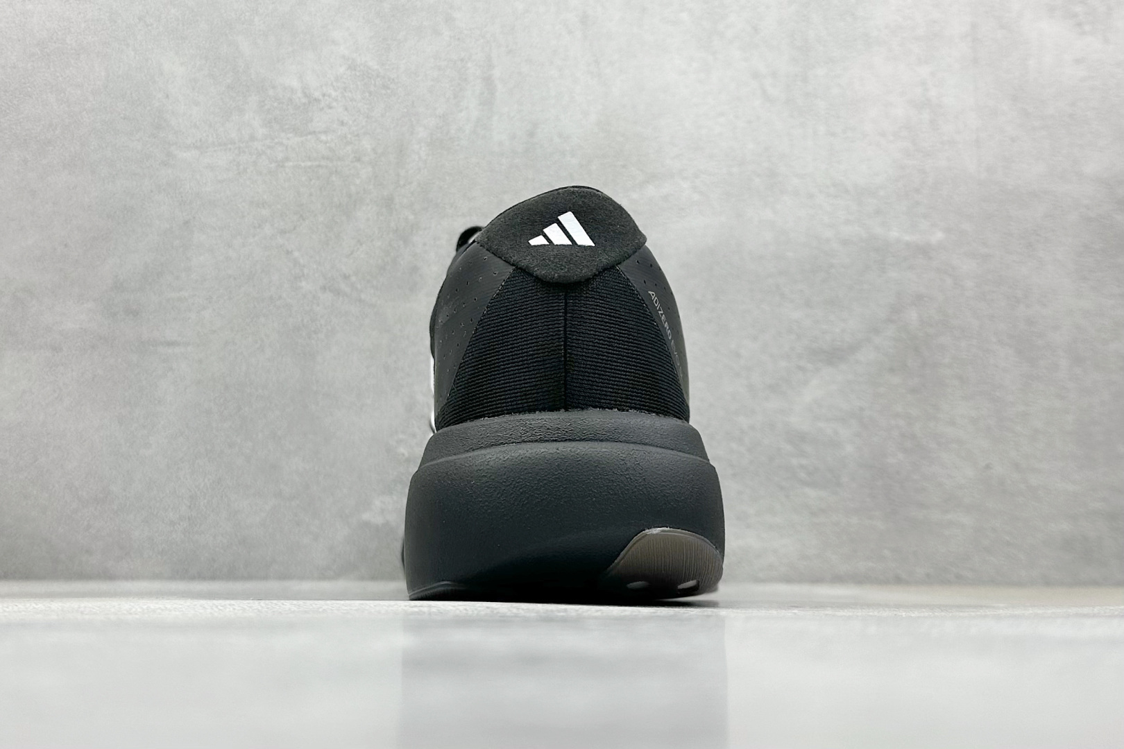 PK版 Adidas Adizero Evo SL 阿迪超轻透气缓震跑鞋
整体外观造型与adiZe
