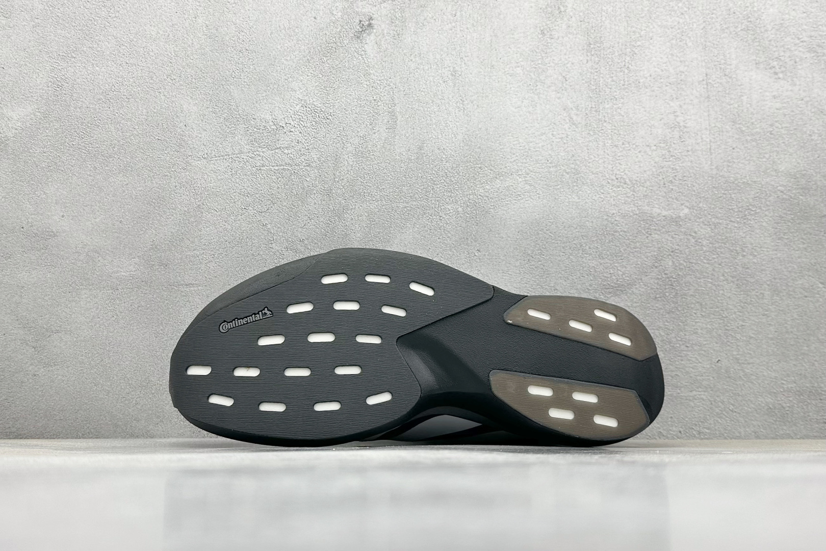 PK版 Adidas Adizero Evo SL 阿迪超轻透气缓震跑鞋
整体外观造型与adiZe