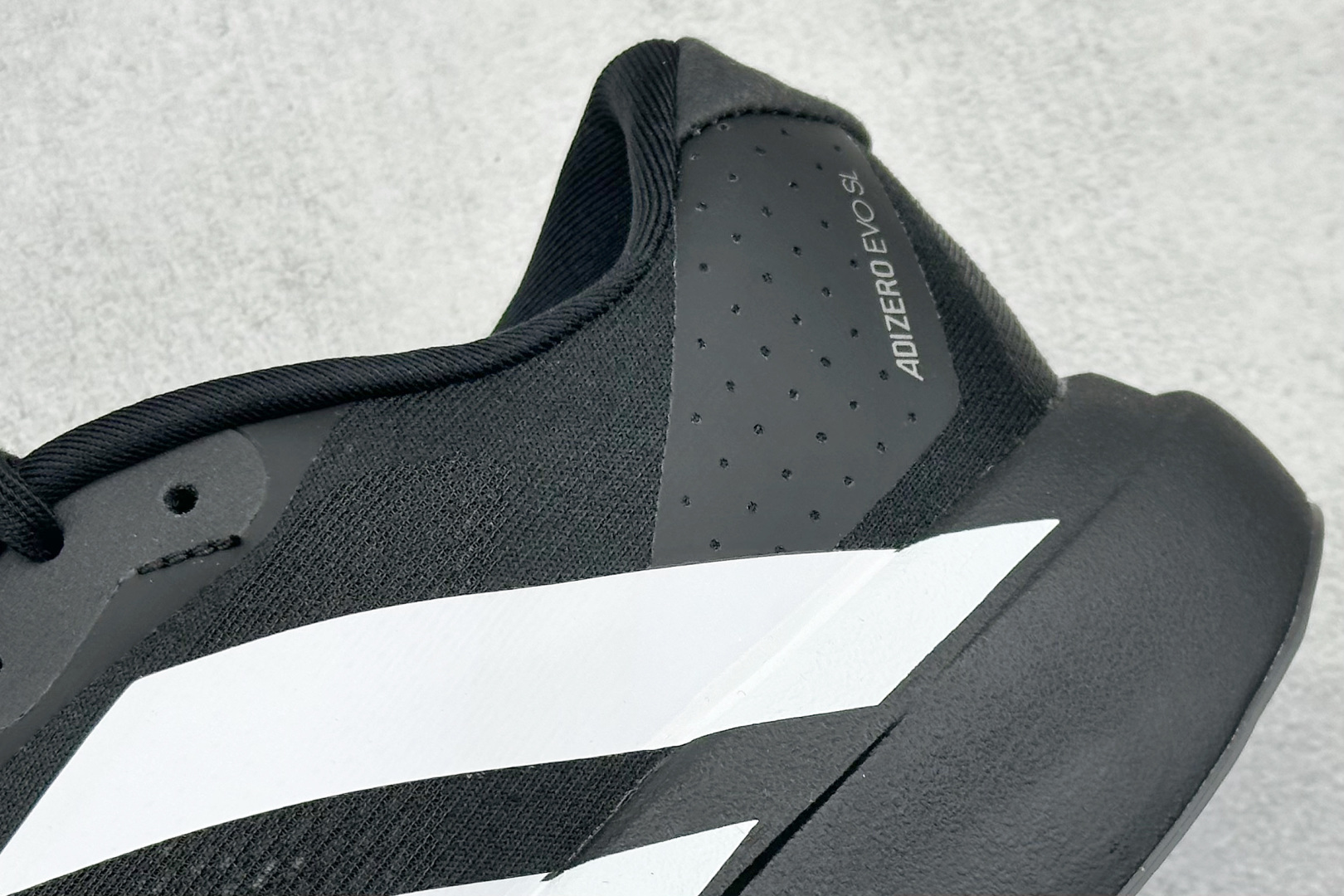 PK版 Adidas Adizero Evo SL 阿迪超轻透气缓震跑鞋
整体外观造型与adiZe
