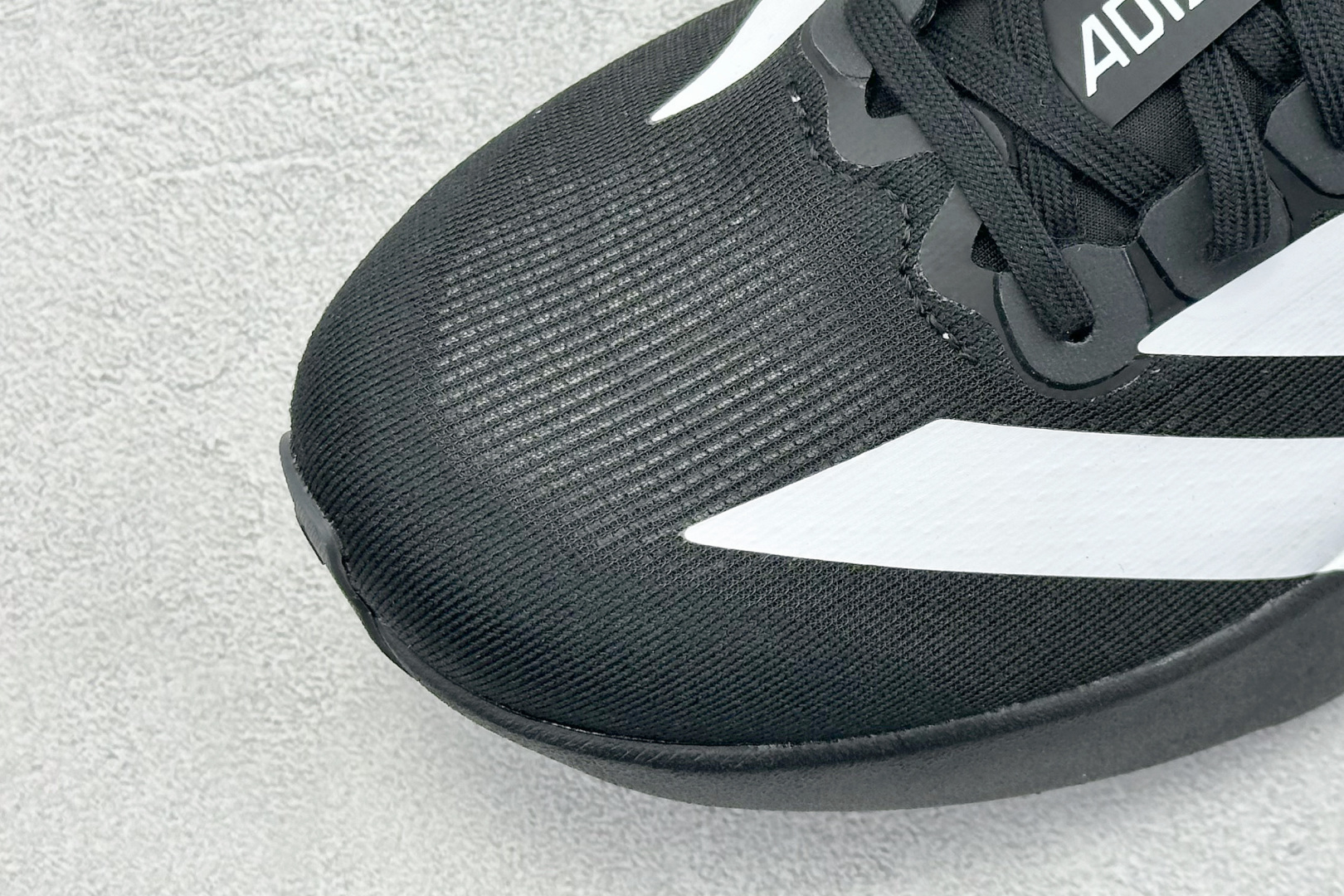 PK版 Adidas Adizero Evo SL 阿迪超轻透气缓震跑鞋
整体外观造型与adiZe