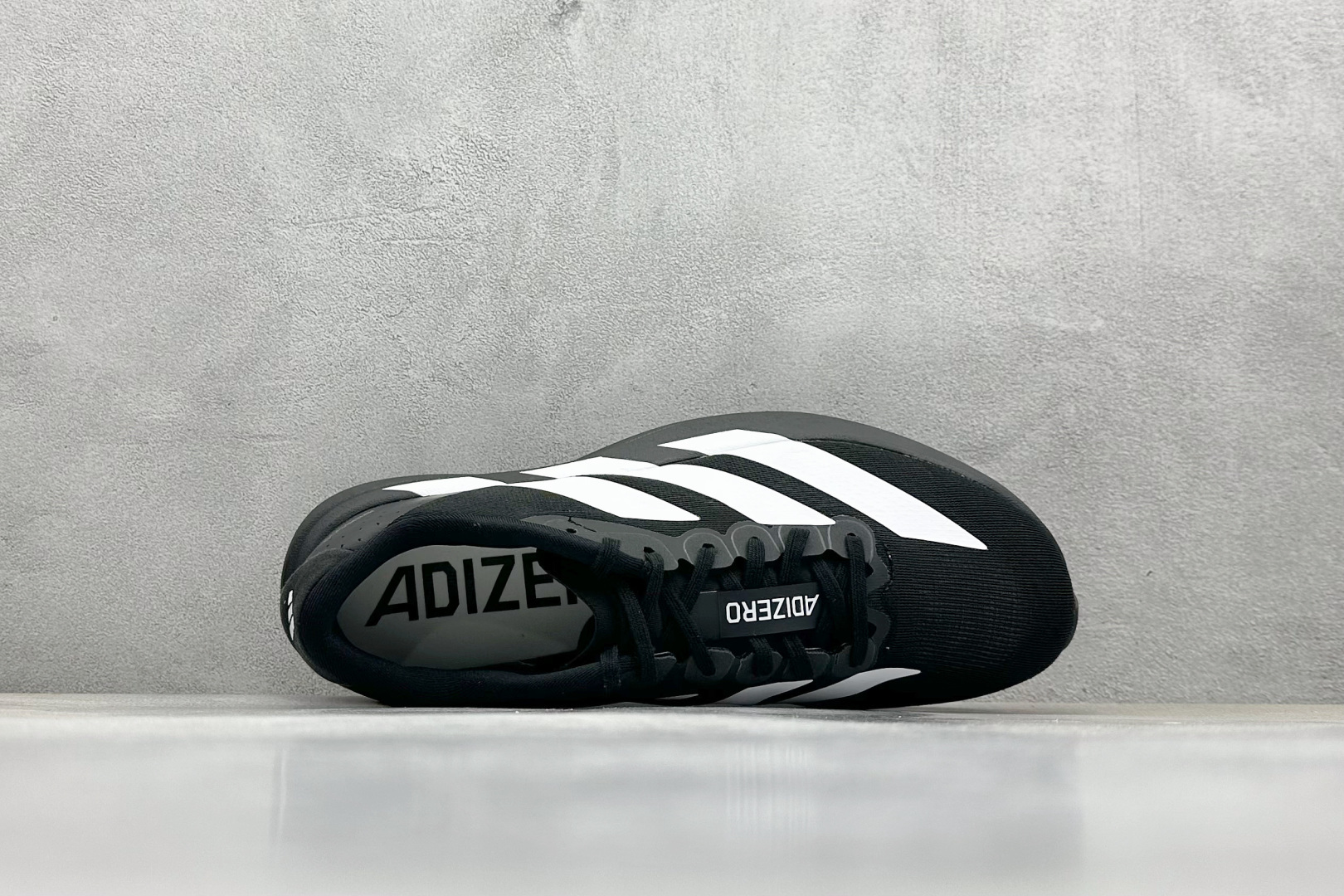 PK版 Adidas Adizero Evo SL 阿迪超轻透气缓震跑鞋
整体外观造型与adiZe