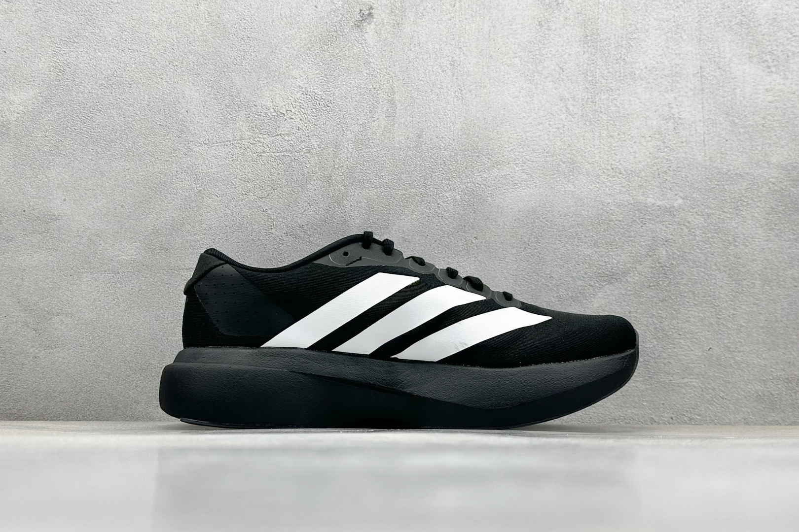 PK版 Adidas Adizero Evo SL 阿迪超轻透气缓震跑鞋
整体外观造型与adiZe