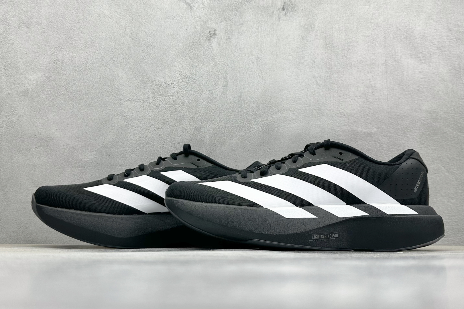 PK版 Adidas Adizero Evo SL 阿迪超轻透气缓震跑鞋
整体外观造型与adiZe
