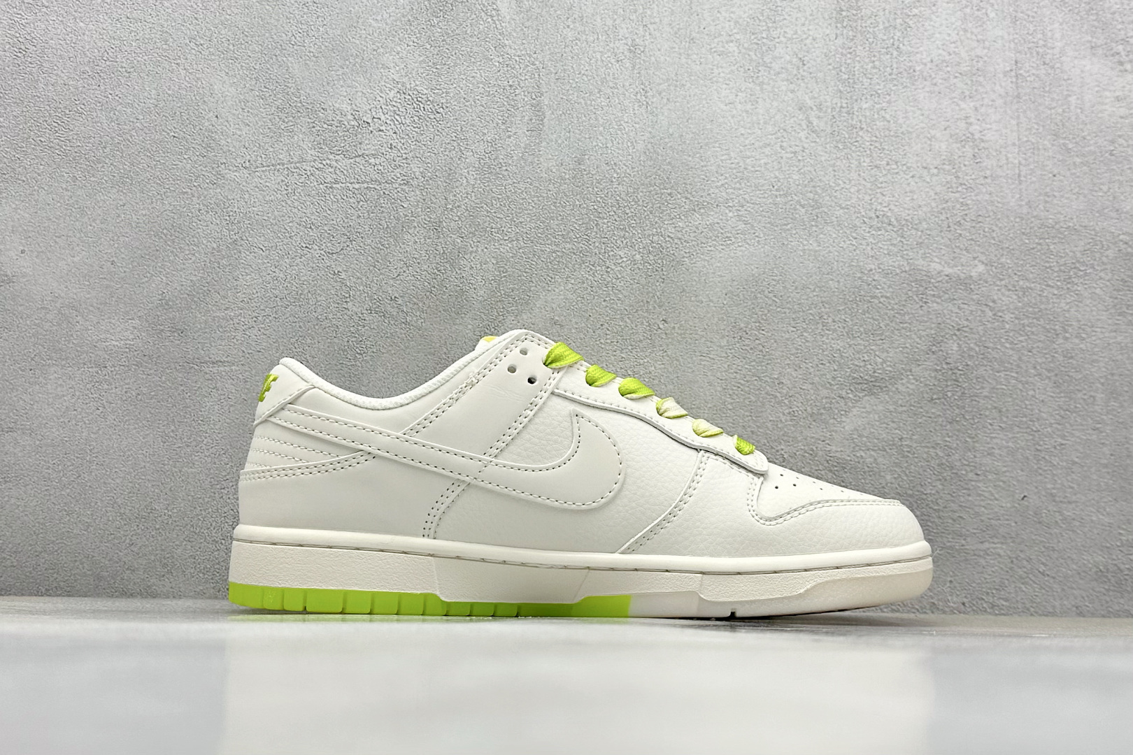  
XC版 Nike SB Dunk Low x Supreme 白绿三小钩
纯原大厂出品 极力推荐
原