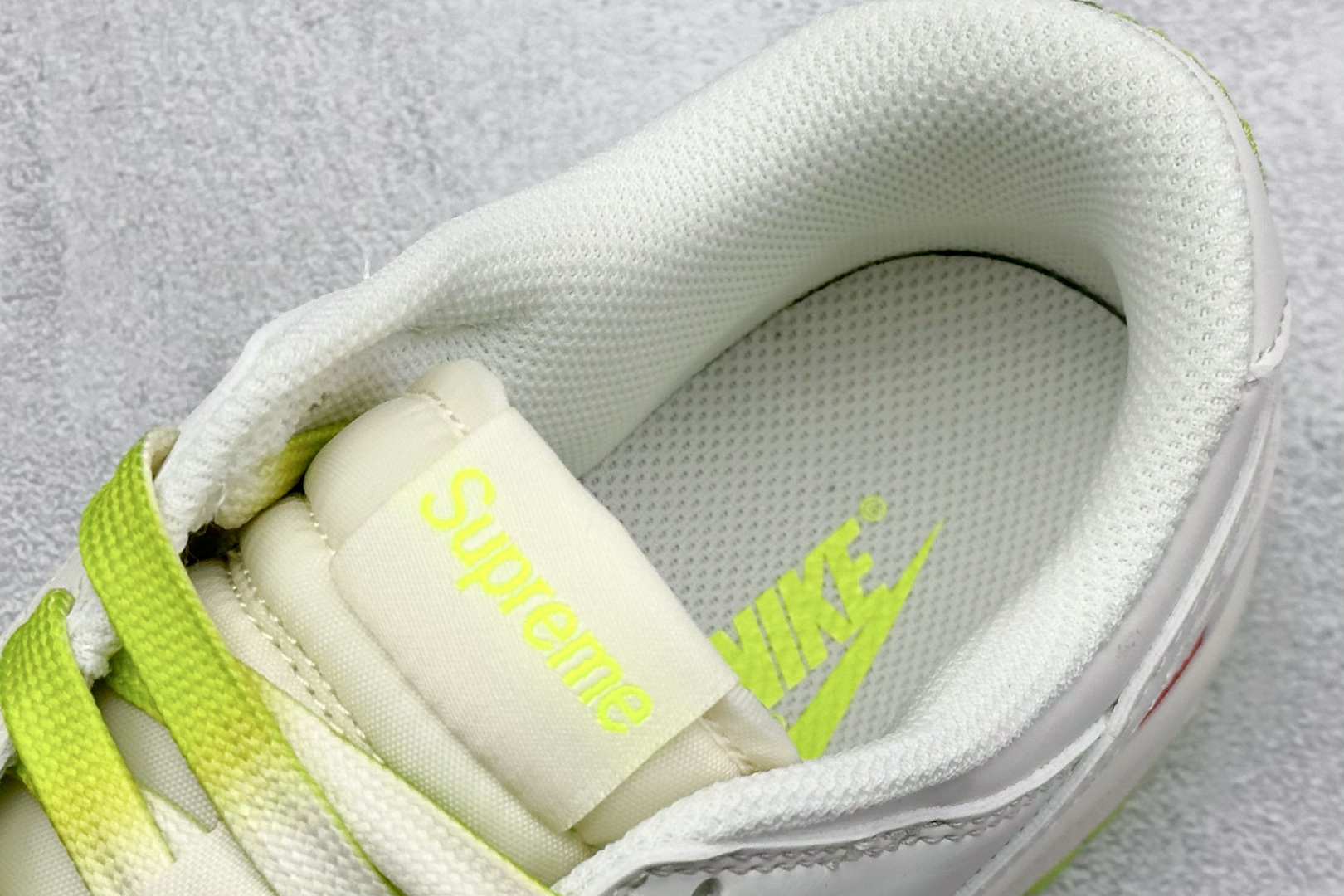  
XC版 Nike SB Dunk Low x Supreme 白绿三小钩
纯原大厂出品 极力推荐
原