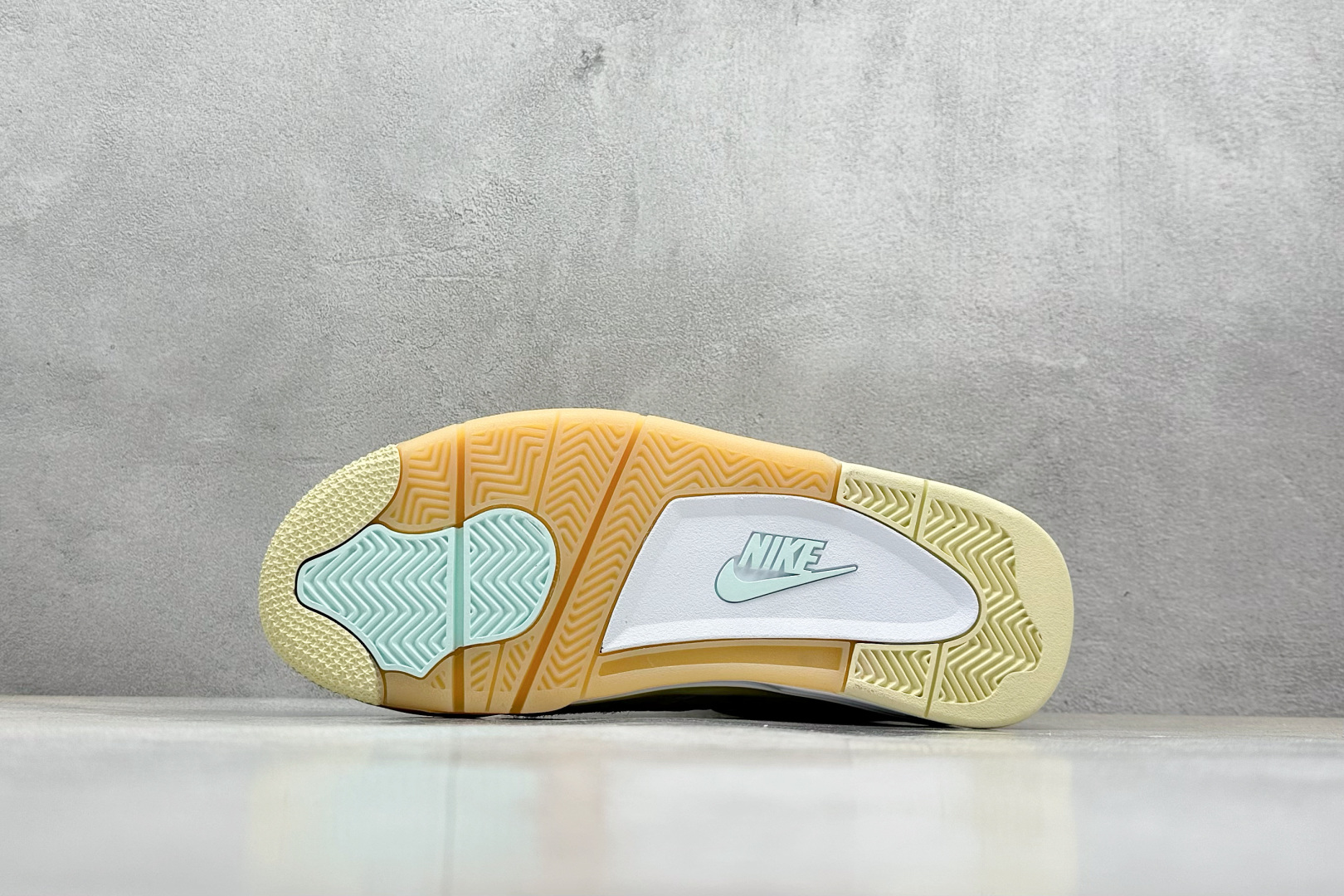  终端放店
F性价比 Air Jordan AJ4 Retro OW
原楦原纸板同源开发 完美呈现乔4的