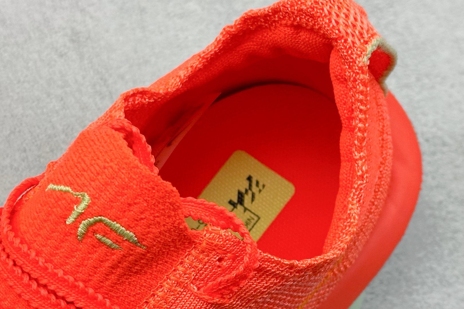 NK Air Zoom Alphafly NEXT% 3 2025
减震马拉松跑步鞋 内置真碳
首次