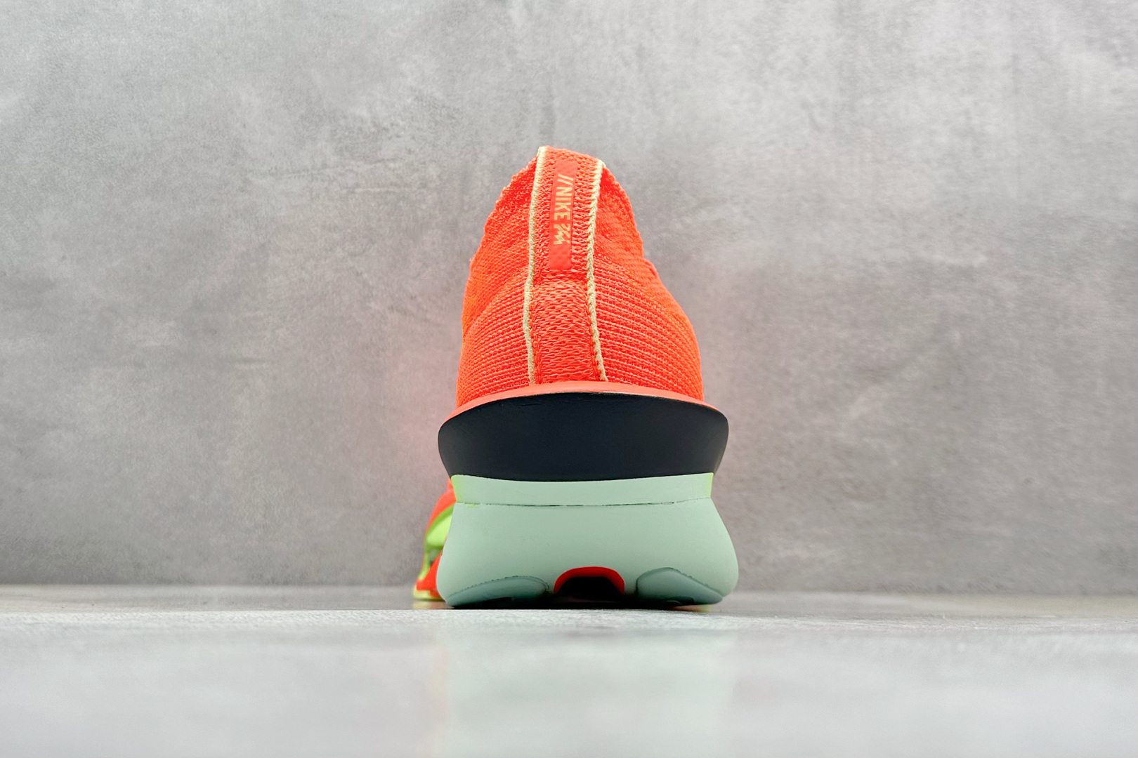 NK Air Zoom Alphafly NEXT% 3 2025
减震马拉松跑步鞋 内置真碳
首次