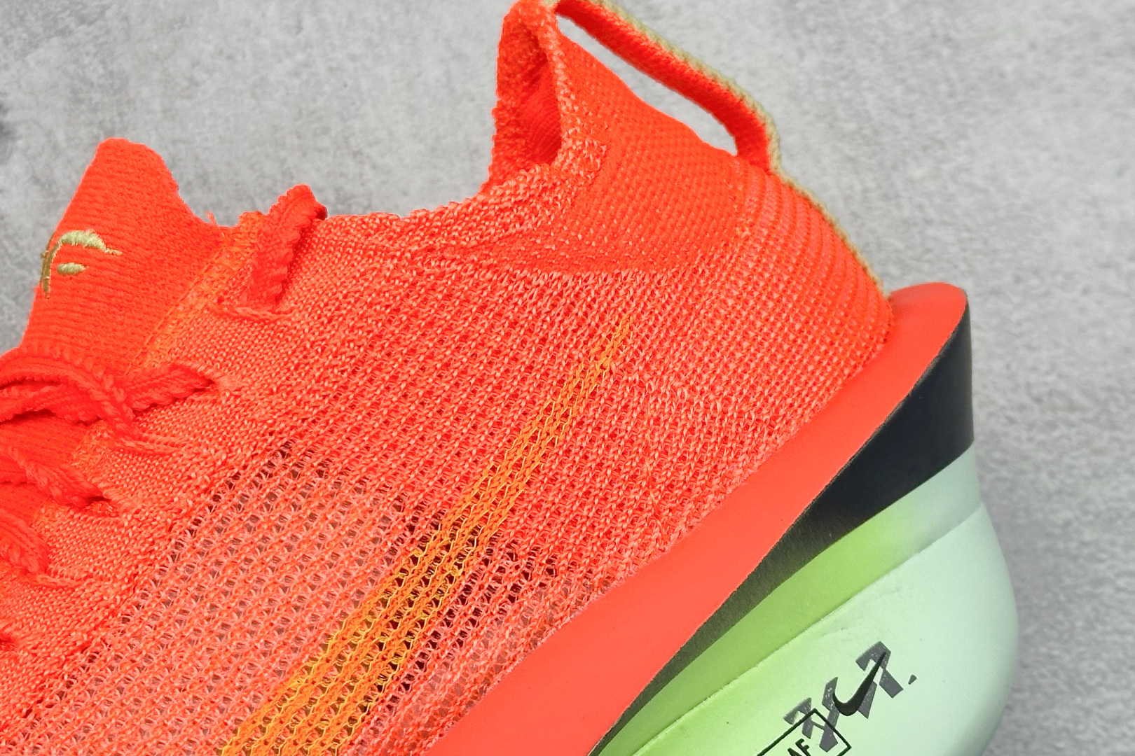 NK Air Zoom Alphafly NEXT% 3 2025
减震马拉松跑步鞋 内置真碳
首次