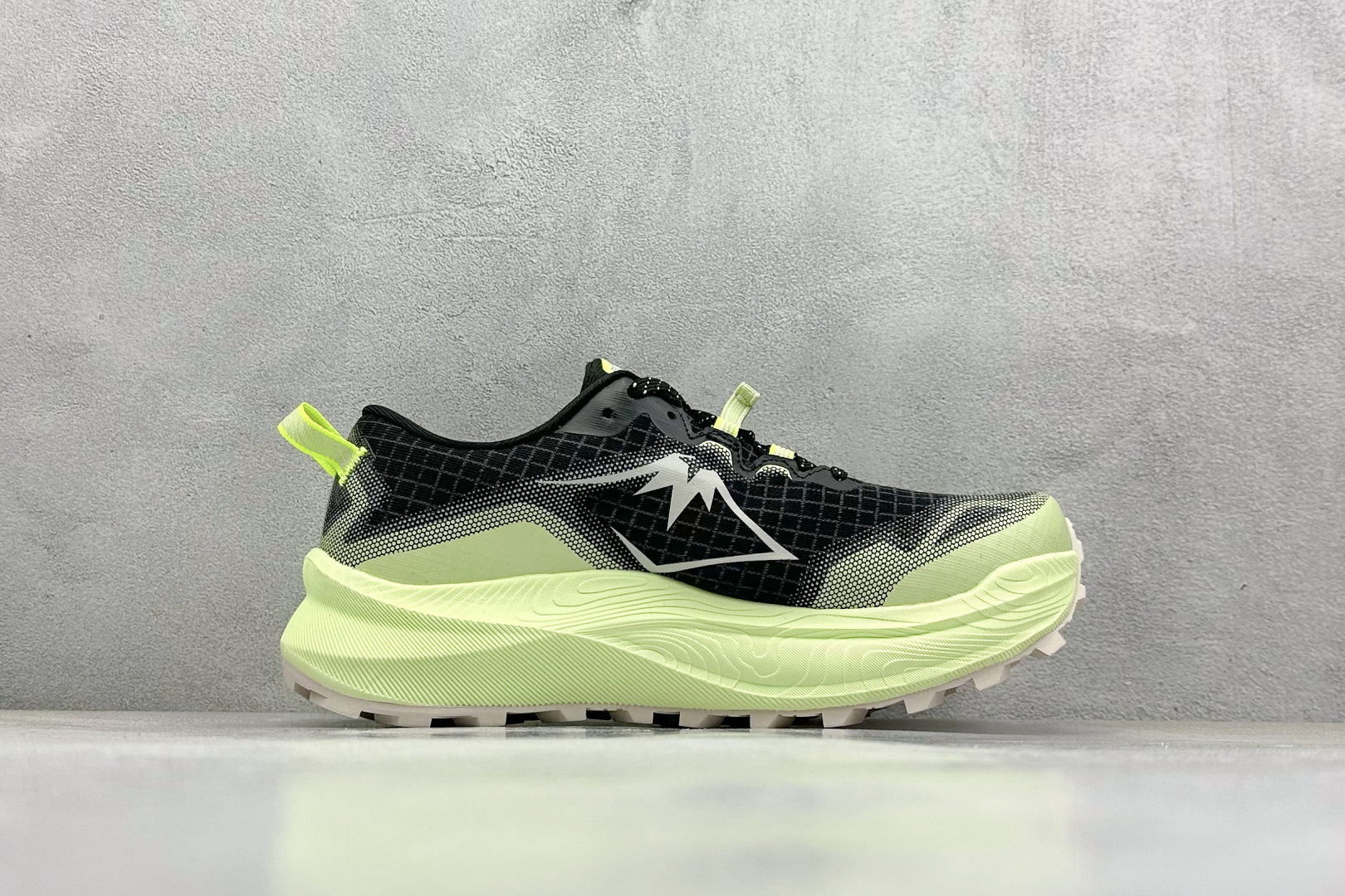  
Asics Gel-Trabuco Max 3 亚瑟士防滑耐磨减震低帮户外功能鞋 
这款越野跑鞋可提