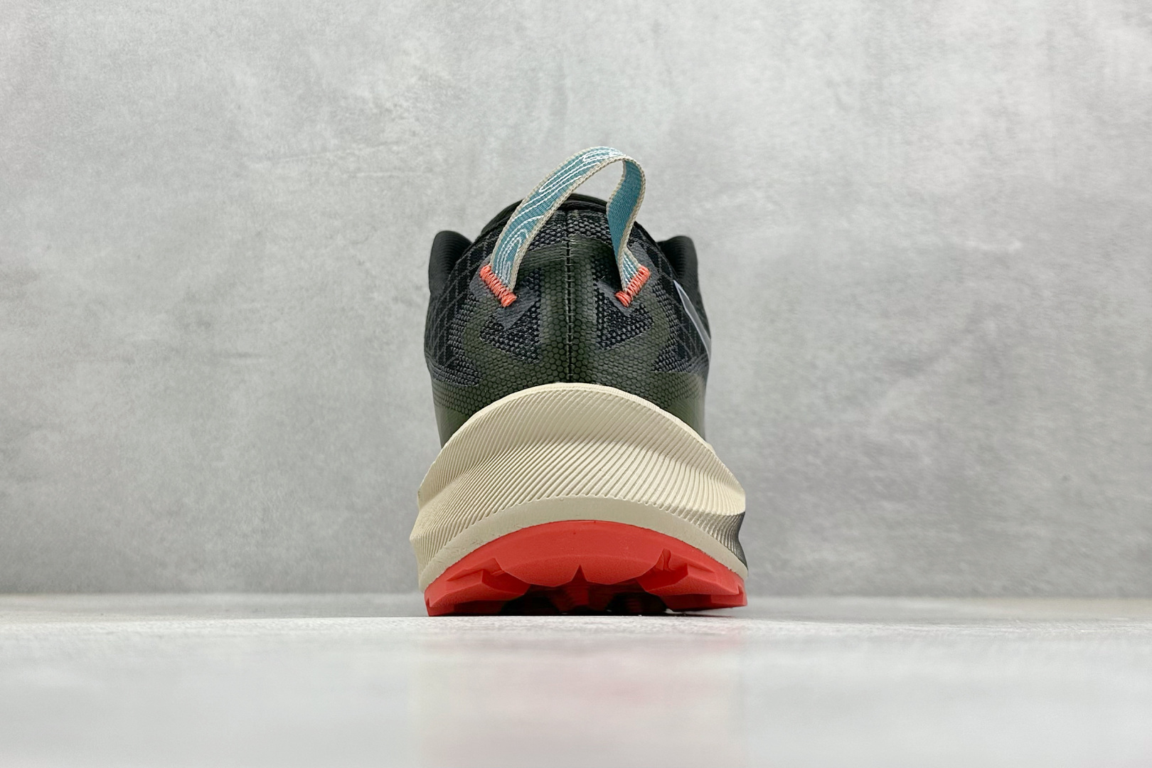  
Asics Gel-Trabuco Max 3 亚瑟士防滑耐磨减震低帮户外功能鞋 
这款越野跑鞋可提