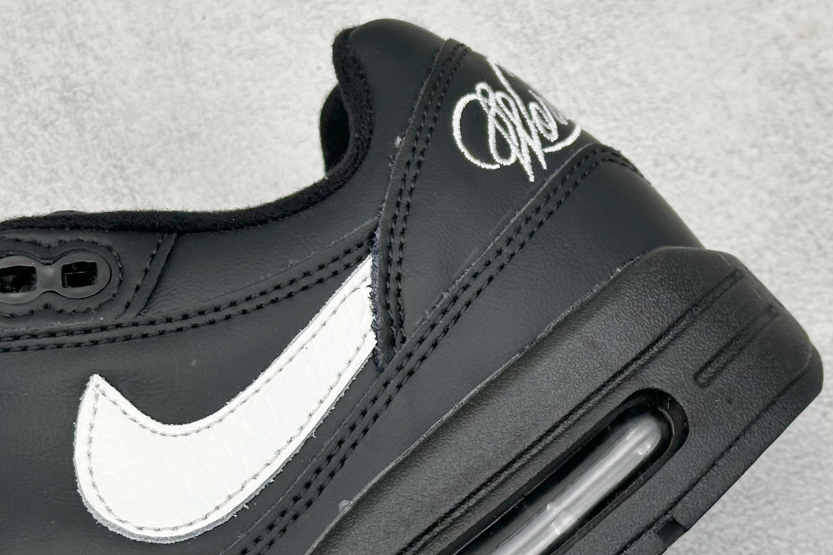  
Nike Air Max 1 耐克半掌气垫复古跑步鞋 

货号：HF8813-001
尺码：36 