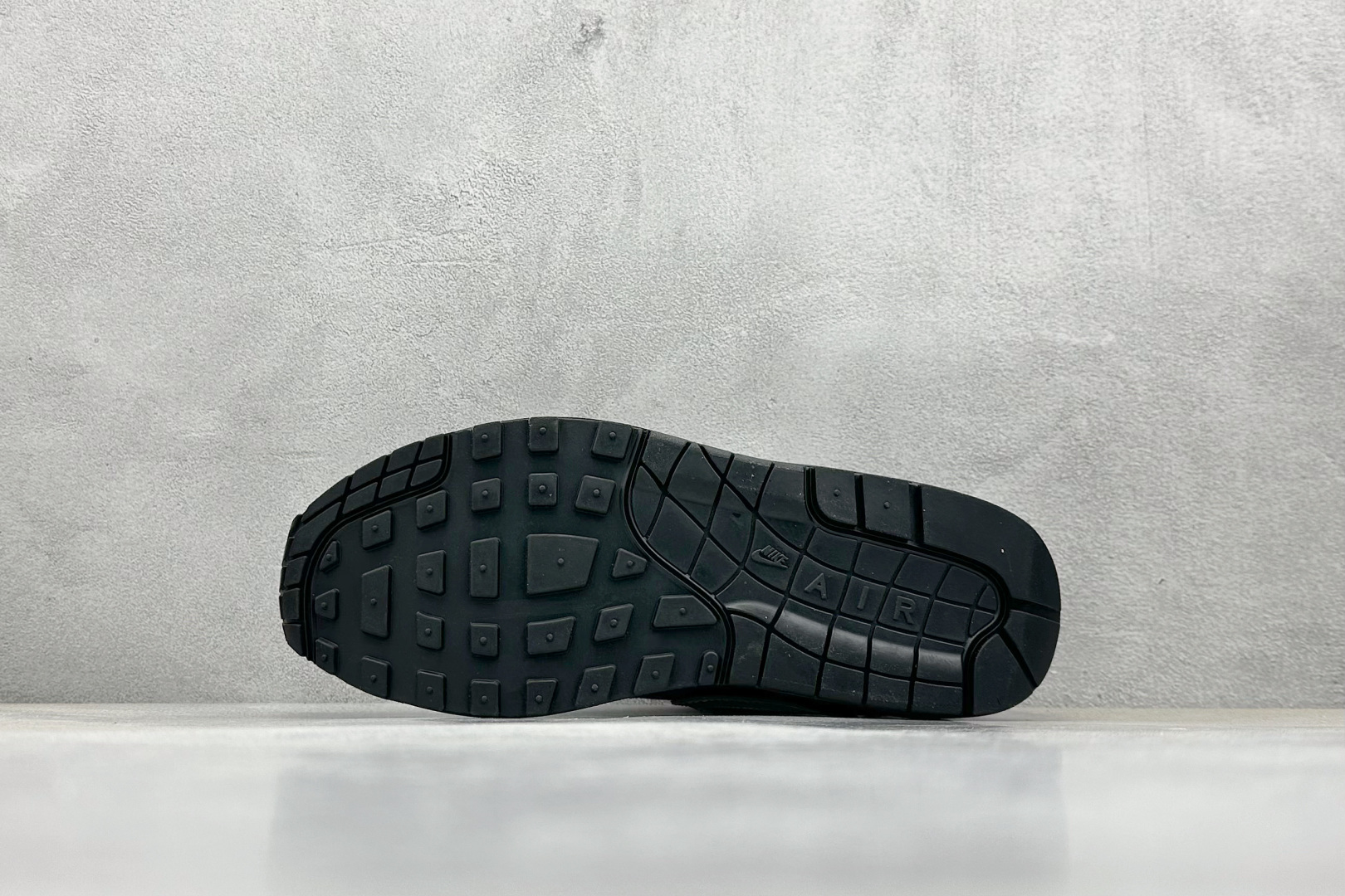  
Nike Air Max 1 耐克半掌气垫复古跑步鞋 

货号：HF8813-001
尺码：36 
