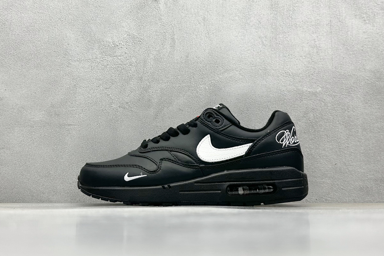  
Nike Air Max 1 耐克半掌气垫复古跑步鞋 

货号：HF8813-001
尺码：36 