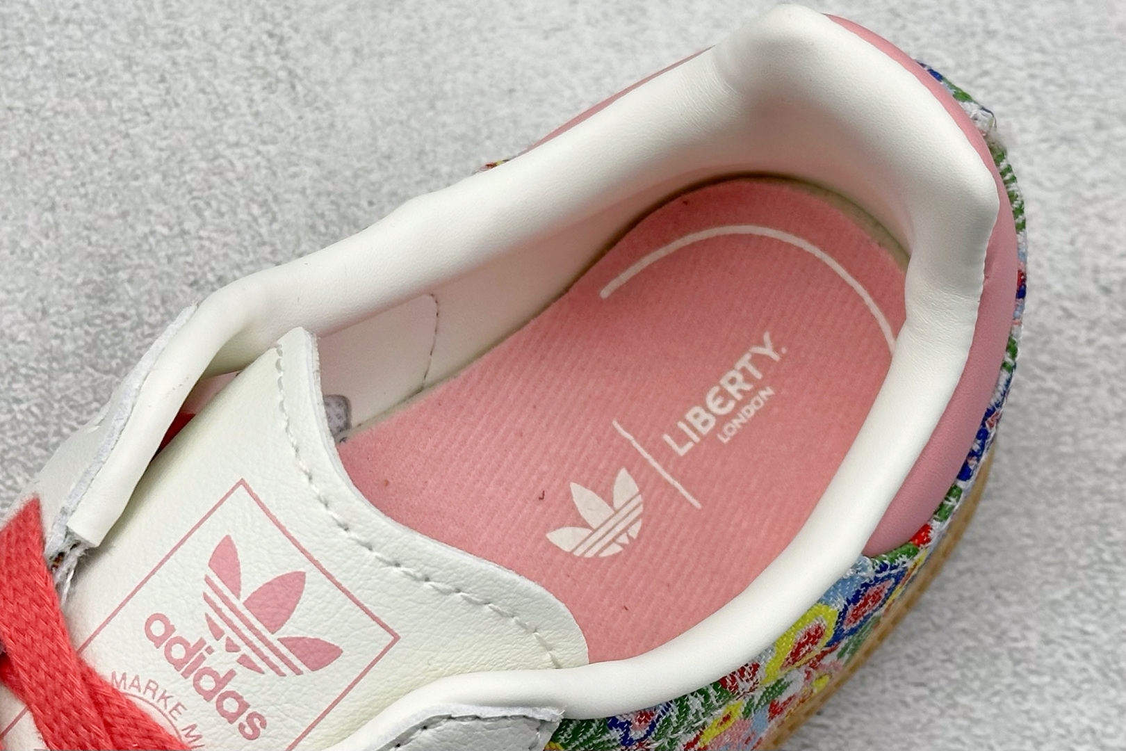  
Adidas Samba OG W 阿迪三叶草休闲板鞋

货号：JI0280 
尺码：35 36 