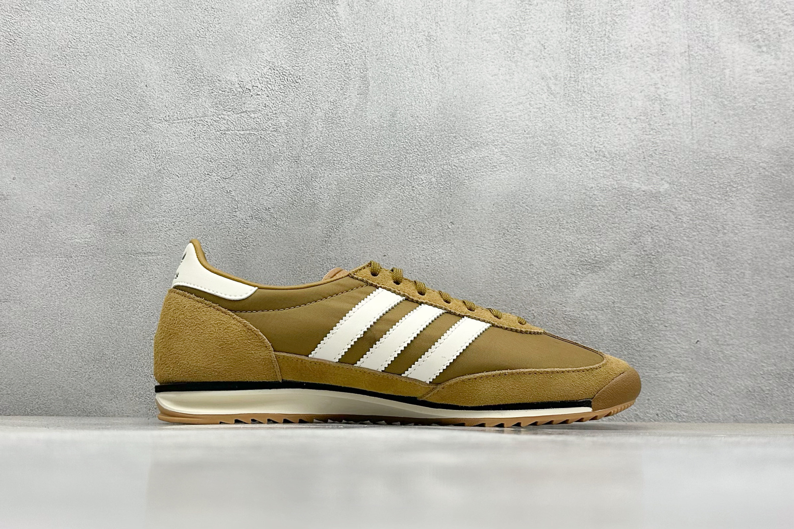  
Adidas Originals SL 72 OG 阿迪经典复古慢跑鞋

货号：JH8656 
尺