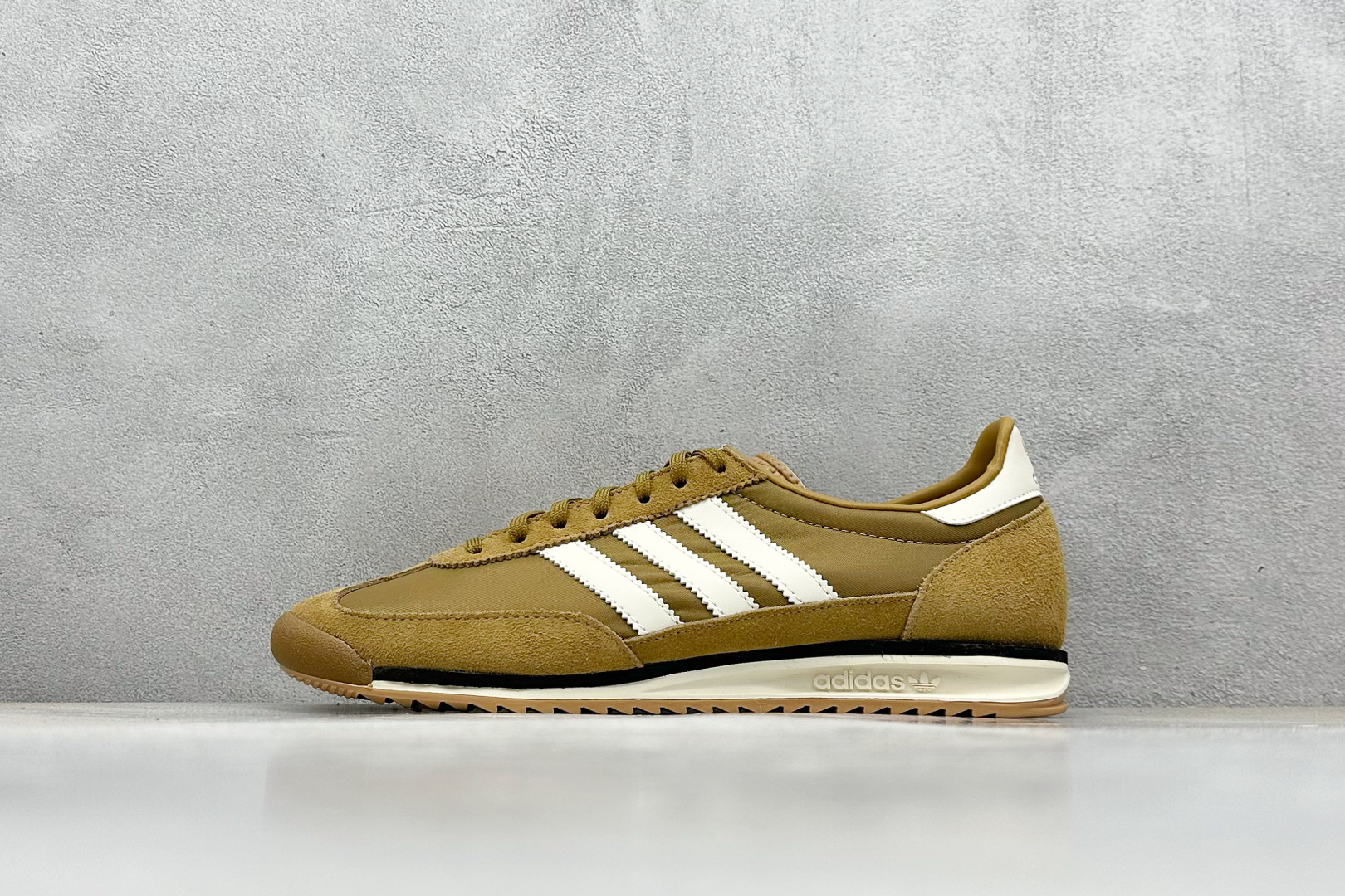 
Adidas Originals SL 72 OG 阿迪经典复古慢跑鞋

货号：JH8656 
尺