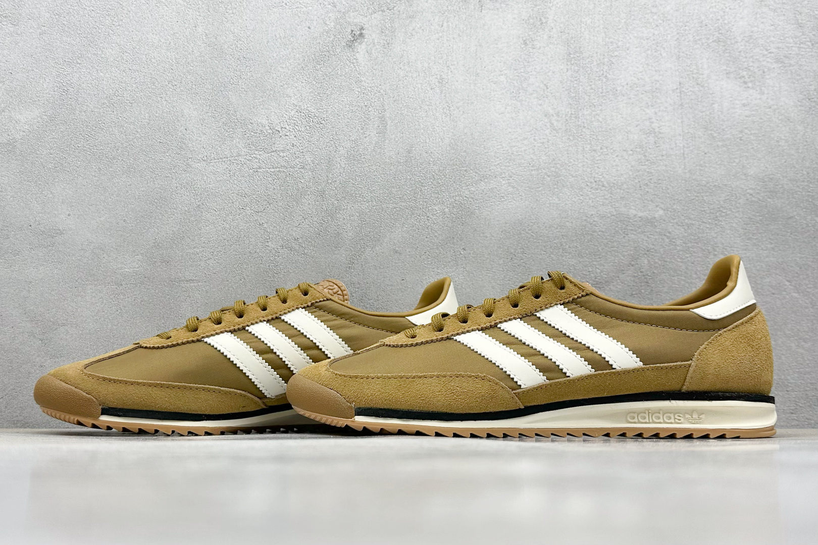  
Adidas Originals SL 72 OG 阿迪经典复古慢跑鞋

货号：JH8656 
尺
